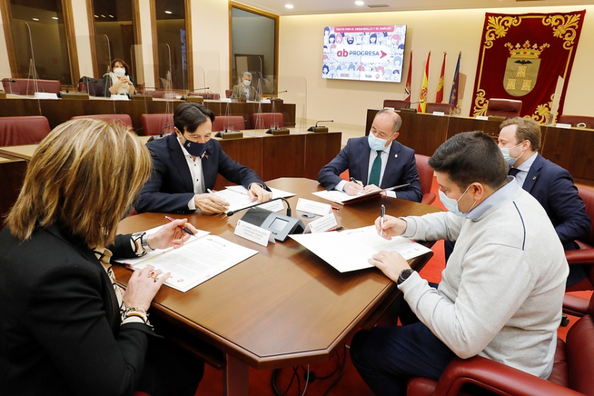El alcalde firma con FEDA, CCOO y UGT el Pacto por el Desarrollo y el Empleo ‘Albacete Progresa’ para fijar las bases de crecimiento de la economía de la ciudad