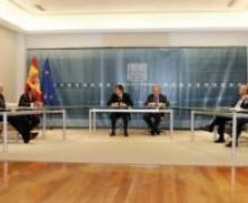 Zapatero pide a la banca que se implique más en las ayudas oficiales