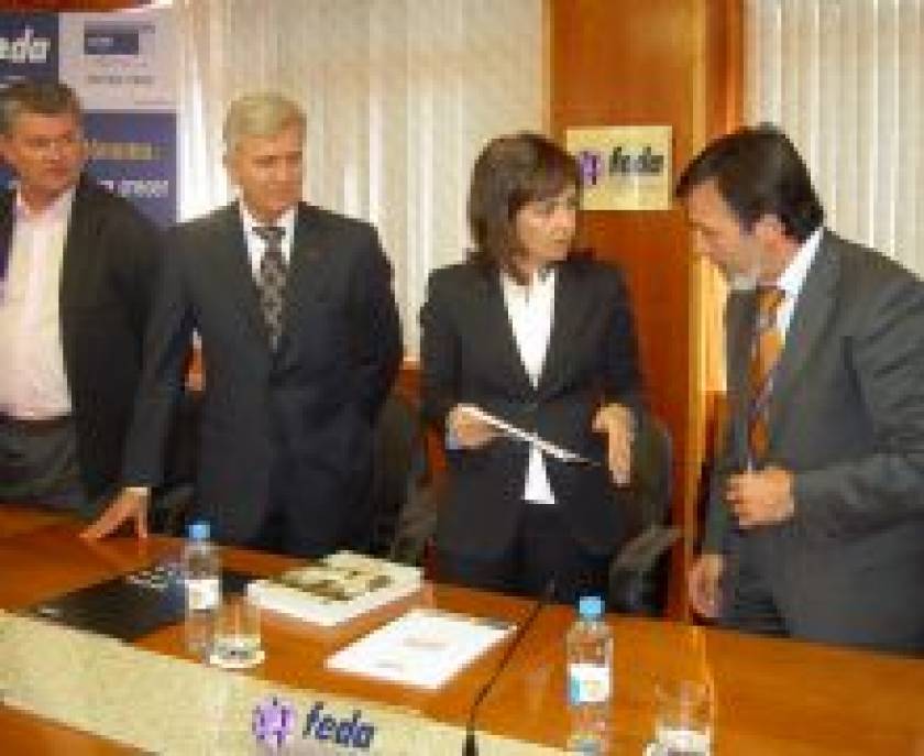 La alcaldesa de Albacete se compromete con los empresarios en la reunión en FEDA