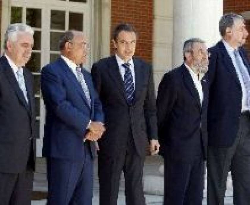 Zapatero negociará las principales políticas con los agentes sociales