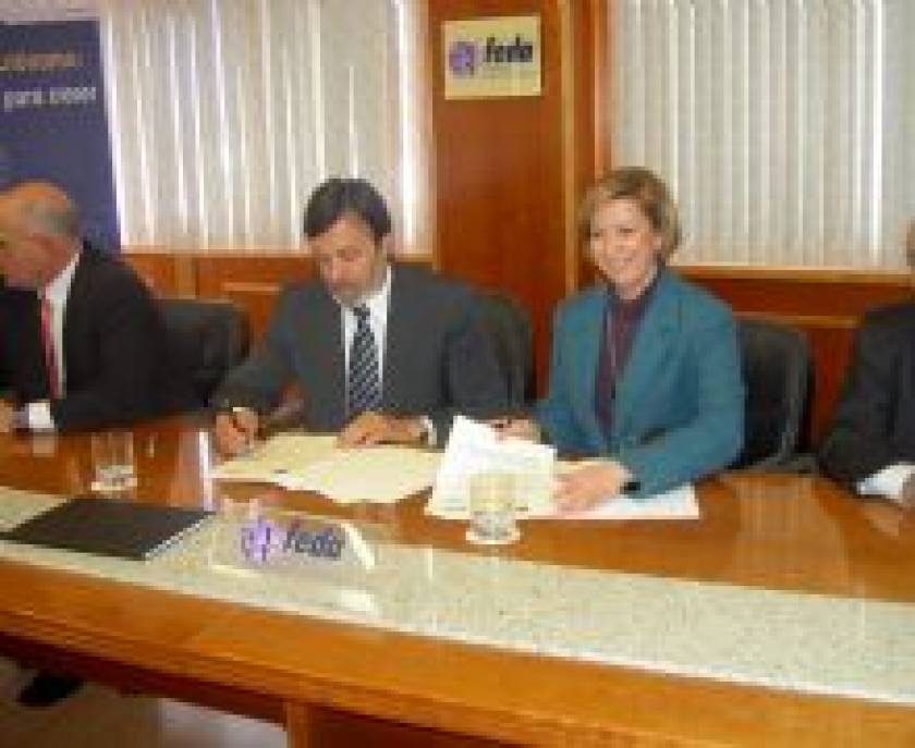 Firmando el convenio con el Gobierno regional para financiar la sede de FEDA
