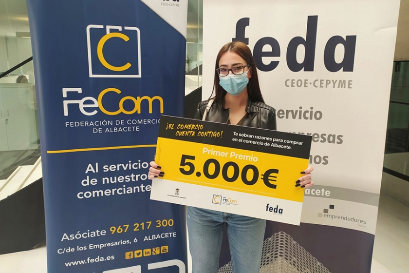 Paloma Muñoz Barbera gana los 5.000 euros de la campaña “Te sobran razones para comprar en el comercio de Albacete”