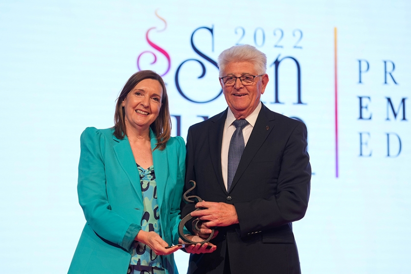 Pepe Ruiz, recogiendo el Premio San Juan al Mérito Empresarial, de la entonces la teniente de alcalde de Albacete, Mª José López Ortega.